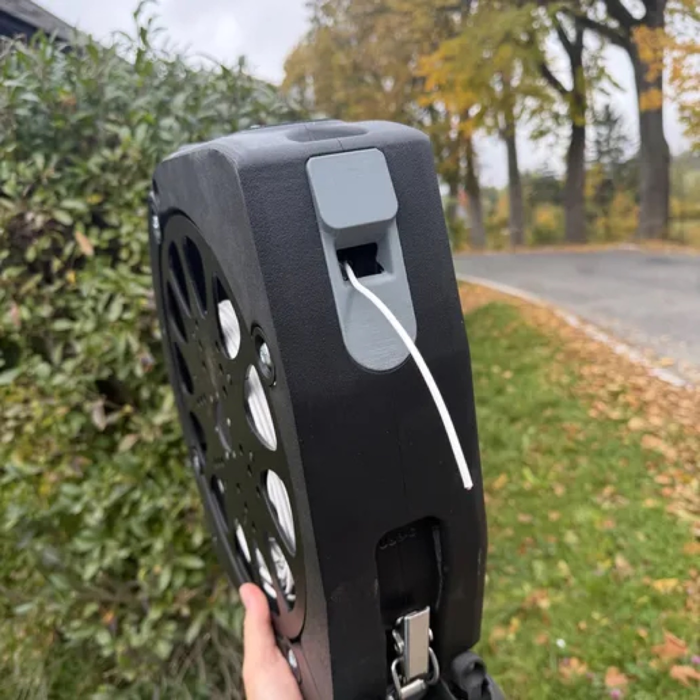 Kabel vychází pod šedým krytem